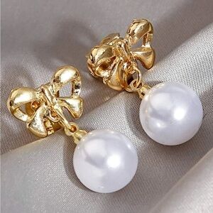 ✨ 18k Gold Tone Beautiful faux pearl earrings ✨